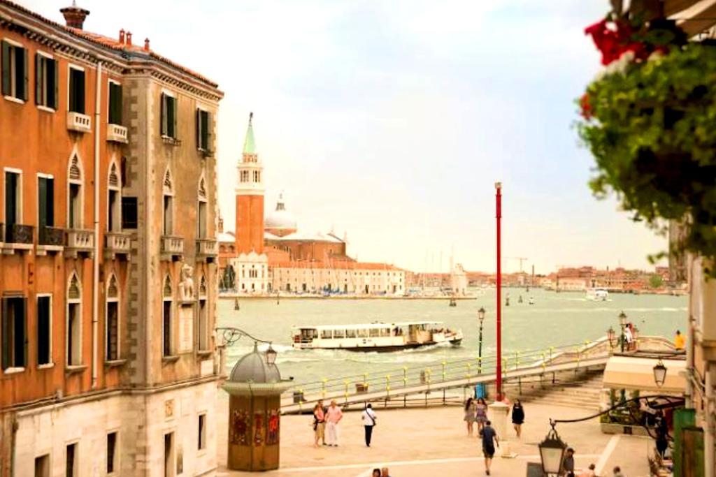 Biennale Apt Balcony Apartment Venice Exterior photo